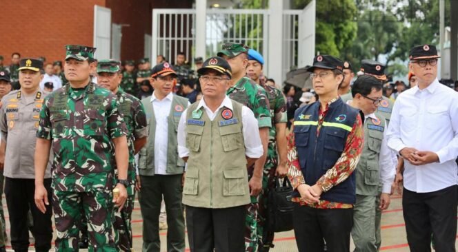 
					Menteri Koordinator Bidang Pembangunan Manusia dan Kebudayaan (Menko PMK) Muhadjir Effendy melepas keberangkatan Middle Urban Search and Rescue (Musar) Team ke Turkiye di Lapangan Udara Halim Perdanakusuma Jakarta, Sabtu (11/02/2023). (Foto: SWARAJOMBANG.com/ Anwar Hudijono)