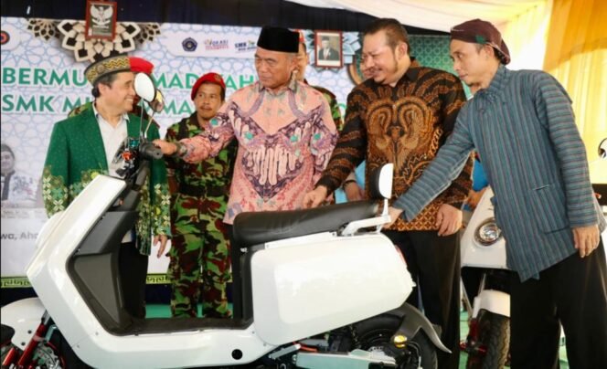 
					Menko PMK Muhadjir Effendy saat meninjau pembuatan motor listrik di SMK Muhammadiyah Purwodadi, Jawa Tengah. (Foto: SWARAJOMBANG.com/ Anwar Hudijono)