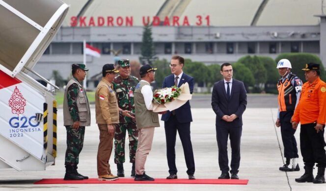 
					Penyambutan kepulangan delegasi kemanusiaan Indonesia untuk bantuan korban gempa Turki-Suriah pimpinan Menko PMK Muhadjir Effendy dan rombongan KA BNPB serta Tim INASAR RI di Base-Ops Lanud Halim PK pada jumat (24/2/2023). Rombongan disambut langsung oleh Duta Besar Ad Interim Turki Omer Orhun Celikkol, Kepala BASARNAS Marsekal Madya TNI Henri Alfiandi, dan jajaran BNPB, BASARNAS, TNI-Polri. Dubes Turki menyampaikan karangan bunga mawar kepada Menko PMK Muhadjir Effendy. (Foto: SWARAJOMBANG.com/ Anwar Hudijono)