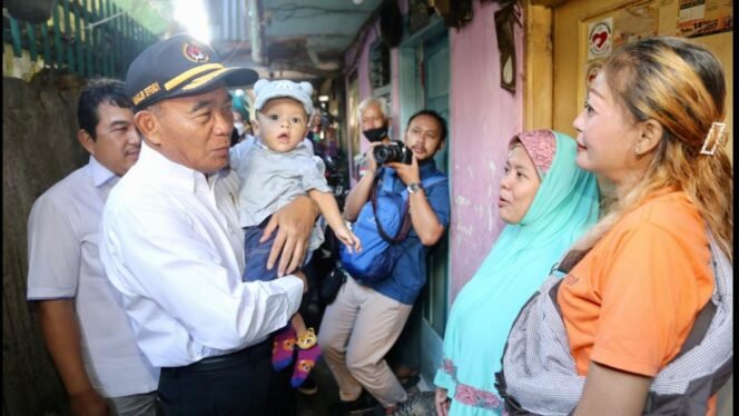 
					Menko PMK, Muhadjir Effendy saat mengunjungi Pos Layanan Terpadu (Posyandu) RW 12 Kelurahan Duri Pulo, Kecamatan Gambir, Jakarta Pusat pada Senin (20/2/2023). (Foto: SWARAJOMBANG.com/ Anwar Hudijono)