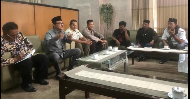 
					Ketua DPRD Jombang, Mas'ud Zuremi (kedua dari kiri) saat menerima Aliansi LSM Jombang pada demo yang menuntut ditutupnya Ruko Simpang Tiga, Kamis  (2/2/2023). (Foto: SWARAJOMBANG.com/ Wibisono)