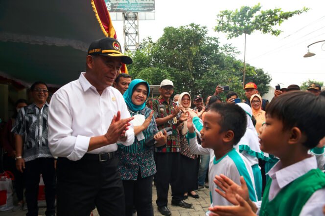 
					Menko PMK, Muhadjir Effendy disambut anaj-anak sekolah saat mengunjungi banjir di Semarang, Selasa (31/01/2023). (Foto: SWARAJOMBANG.com/ Anwar Hudijono).
