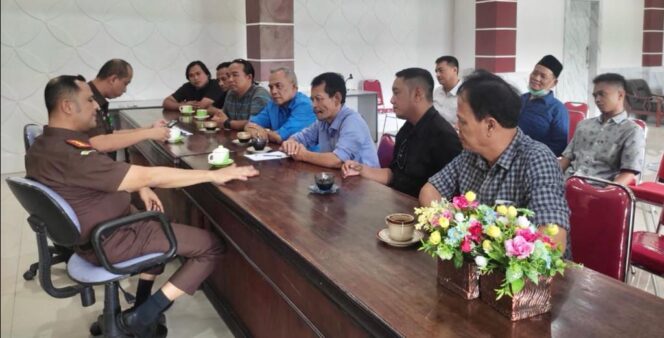 
					Kepala Kejaksaan Negeri (Kajari) Jombang, Tengku Firdaus (paling kiri) saat audiensi dengan Aliansi LSM Jombang di ruang pertemuan Kejaksaan Negeri Jombang, Selasa (14/2/2023). (Foto: Istimewa)