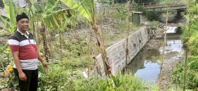 
					Tampak plengsengan (tembok penahan) yang dibangun PT Kema Sejahtera memakan separuh badan sungai. Di tengah sungai, tampak pipa paralon  yang diduga sumur. (Foto: SWARAJOMBANG.com/ Hadi S Purwanto)