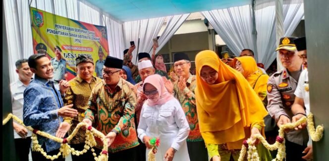 
					Bupati Jombang, Mundjidah Wahab saat meresmikan masjid Al Amin di Desa Betek, Kecamatan Mojoagung serta menyerahkan sertipikat tanah kepada warga Desa Betek, Rabu (15/2/2023). (Foto: Dinas Kominfo)
