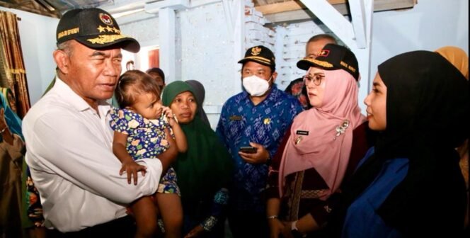 
					Menko PMK Muhadjir roadshow terkait stunting dan kemiskinan ekstrem ke NTB, Selasa, 28 Februati 2023. (Foto: SWARAJOMBANG.com/ Anwar Hudijono)