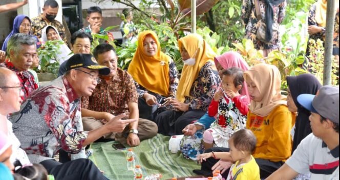 
					Menteri Koordinator Bidang Pembangunan Manusia dan Kebudayaan (Menko PMK) Muhadjir Effendy tengah berdialog dengan ibu-ibu dalam upaya penurunan stunting, Rabu (01/02/2023). (Foto: SWARAJOMBANG.com/ Anwar Hudijono).