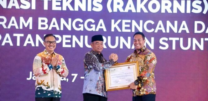
					Menko PMK, Muhadjir Effendy berjabat tangan Jenderal (Pur) Andika Perkasa saat memberikan Keynote Speech pada Rapat Koordinasi Teknis Kemitraan Program Bangga Kencana dan Percepatan Penurunan Stunting di Hotel Sahid Jaya, Selasa (07/03/2023). (Foto: SWARAJOMBANG.com/ Anwar Hudijono).
