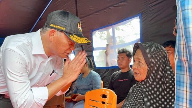 
					Menko PMK Muhadjir Effendy blusukan di lokasi musibah Pulau Serasan, Kabupaten Natuna, Jumat (10/3/2023). (Foto: SWARAJOMBANG.com/ Anwar Hudijono).