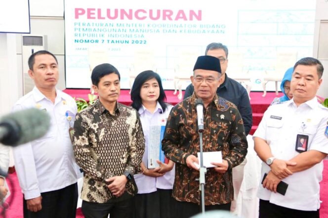 
					Menko PMK Muhadjir Effendy menyatakan, dengan terbitnya Permenko tersebut menjadi salah satu bentuk kesiapsiagaan, deteksi, dan respons strategis dalam menghadapi potensi terjadinya pandemi di masa mendatang. (Foto: SWARAJOMBANG.com/ Anwar Hudijono)