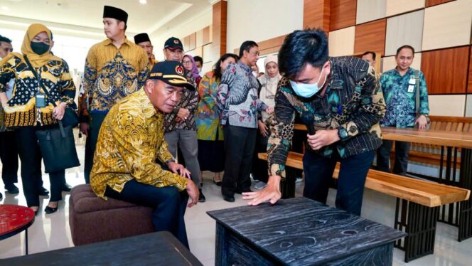 
					Menko PMK Muhadjir Effendy melihat berbagai hasil produksi mebeler mahasiswa  Politeknik Industri Furniture dan Pengolahan Kayu (Polifurneka) Kendal, Jateng, Minggu (12/3/2023). (Foto: SWARAJOMBANG.com/ Anwar Hudijono).