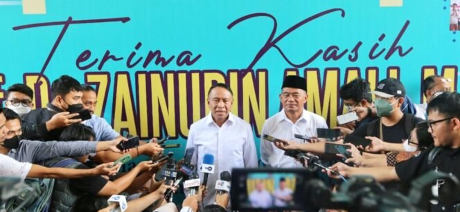 
					Menteri Koordinator Bidang Pembangunan Manusia dan Kebudayaan (Menko PMK) Muhadjir Effendy (berkopiah) secara resmi menjadi  Pelaksana Tugas (Plt) Menteri Pemuda dan Olahraga (Menpora) menggantikan Zainudin Amali yang mengundurkan diri. (Foto: SWARAJOMBANG.com/ Anwar Hudijono)