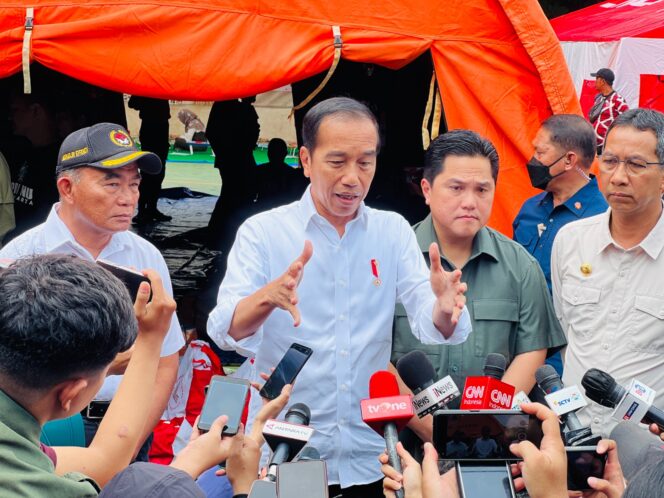 
					Menko PMK Muhadjir Effendy mendampingi Presiden Joko Widdodo bersama Ibu Iriana Joko Widodo meninjau tempat pengungsian korban kebakaran Depo Pertamina di Plumpang, Jakarta, Minggu (5/3/2023). (Foto: SWARAJOMBANG.com/ Anwar Hudijono)