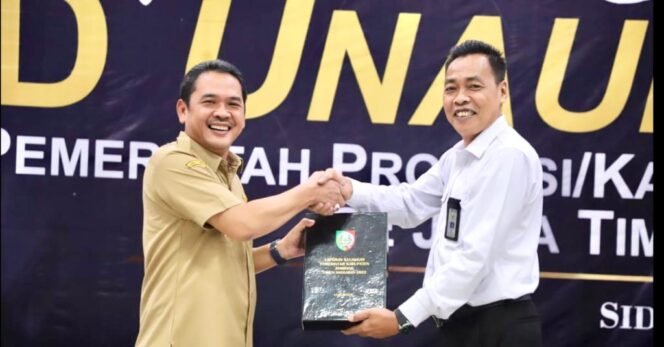 
					Sumrambah, Wakil Bupati Jombang menyerahkan LKPD kepada Kepala BPK RI Perwakilan Jawa Timur, Karyadi di Sidsoarjo, Senin (27/03/2023). (Foto: Dinas Kominfo)