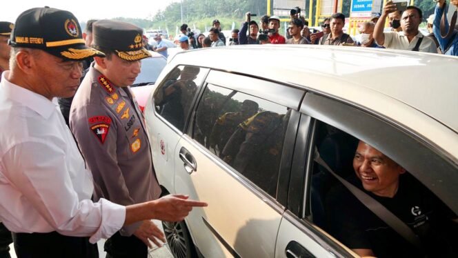 
					Menko PMK, Muhadjir Effendi saat bersama Kapolri Jenderal Pol Listyo Sigit  Prabowo blusukan ke gerbang Tol Kalikangkung, Semarang,  Selasa (18/4/2023).  (Foto: SWARAJOMBANG.com/ Anwar Hudijono).