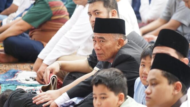 
					Caption  Menko PMK Muhadjir Effendy menunaikan Shalat Idul Fitri di halaman Gedung Pusat Dakwah Pimpinan Muhammadiyah Jakarta, Jumat (21/4/2023). Ia bersama tiga putranya masing-masing, Zidan, Seno dan Tyo. (Foto: SWARAJOMBANG.com/ Anwar Hudijono)
