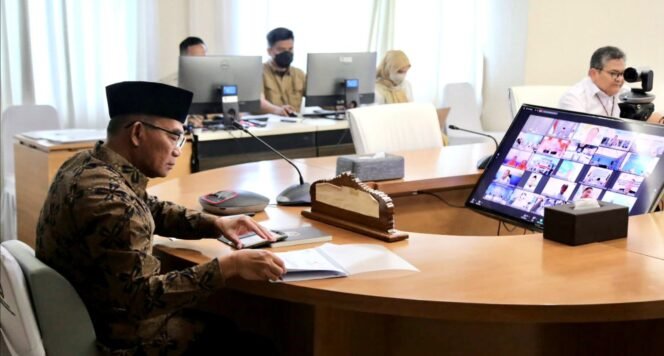 
					Menko PMK Muhadjir memimpin rapat koordinasi penanganan arus balik Idul Fitri di kantor Kemenko PMK, Minggu (23/4/2023). (Foto: SWARAJOMBANG.com/ Anwar Hudijono)