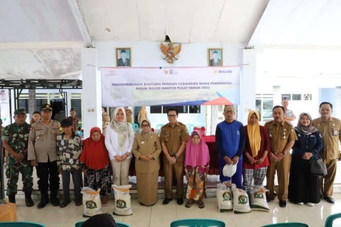 
					Bupati Jombang, Hj. Mundjidah Wahab saat menyalurkan bantuan pangan beras dari cadangan pangan pemerintah, Senin (10/4/2023). (Foto: Dinas Kominfo)
