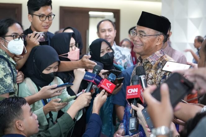 
					Menko PMK, Muhadjir Effendy saat memberikan keterangan kepada media soal status darurat Covid-19 yang berlangsung samoai Juni 2023. (Foto: SWARAJOMBANG.com/Anwar Hudijono)