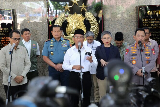 
					Menko PMK, Muhadjir Effendy mengatakan, Pemerintah akan memberikan bansos Idul Fitri berupa beras bagi 21 juta keluarga kalangan masyarakat tidak mampu. (Foto: SWARAJOMBANG.com/ SWARAJOMBANG.com/ Anwar Hudijono)