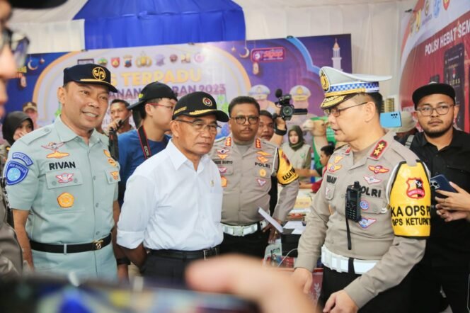 
					Menko PMK Muhadjir Effendy blusukan di sejumlah pusat publik di ruas  jalan tol Subang-Kalikangkung untuk memastikan kelancaran dan kenyamanan arus mudik dan arus balik Idul Fitri, Senin (24/4/2023). (Foto: SWARAJOMBANG.com/ Anwar Hudijono)