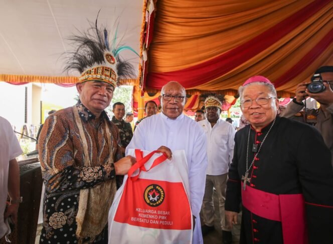 
					Menko PMK Muhadjir Effendy mewakili Presiden Jokowi meresmikan gedung kantor Keuskupan Agung Merauke, Provinsi Papua Selatan, Kamis (27/4/2023). (Foto: SWARAJOMBANG.com/Anwar Hudijono)