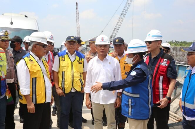 
					Menko PMK, Muhadjir Effendi didampingi Menhub Budi Karya Sumadi, Menteri PUPR Basuki Hadimuljono dan Kakorlantas, Irjen Pol Firman Santyabudi saat meninjau jalan tol Cipali dalam persiapan mudik Lebaran 2023. (Foto: SWARAJOMBANG.com/ Anwar Hudijono)