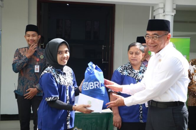 
					Menko PMK, Muhadjir Effendy menyerahkan zakat kepada UPZ Kemenko sebagai gerakan Berzakat, Jumat (14/4/2023). (Foto: SWARAJOMBANG.com/Anwar Hudijono)