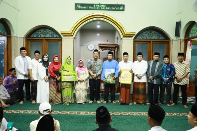 
					Bupati Jombang, Hj. Mundjidah Wahab saat menyerahkan bantuan pangan beras di Desa Sugihwaras, Kecamatan Ngoro, Senin (10/4/2023). (Foto: Dinas Kominfo)