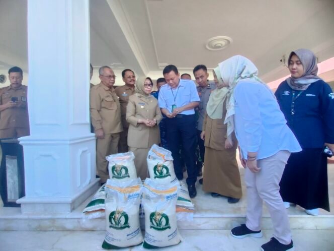 
					Bupati Jombang, Hj. mundjidah Wahab secara resmi mulai menyalkurkan Cadangan Pangan Pemerintah kepada 118.812 Kelompok Pewmerima Manfaat (KPM), Senin (10/4/2023). (Foto: Dinas Kominfo).