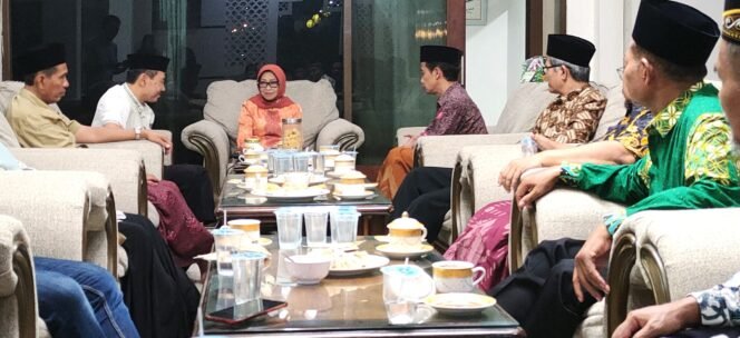 
					Bupati Jombang, Hj. Mundjidah Wahab saat melakukan audiensi dengan Pimpinan Daerah (PD) Muhammadiyah Jombang berkaitan dengan perbedaan openetapan Hari Raya Idul Fitri 1444 H di rumah dinas Bupati Jombang, Rabu (19/4/2023) malam. (Foto: Dinas Kominfo)