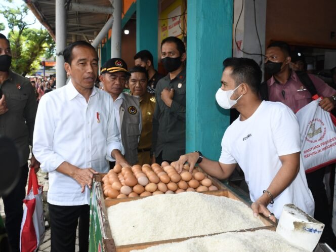 
					Presiden Joko Widodo saat meninjau Pasar Kelapa, Blok. F, Kota Cilegon didamp;ingi Menko PMK, Muhadjir Effendy, Selasa (11/4/2023). (Foto: SWARAJOMBANG.com/ Anwar Hudijono)