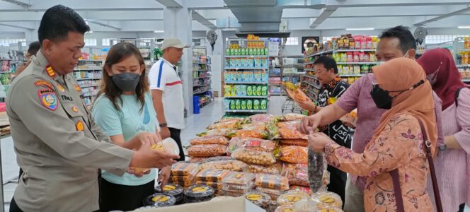 
					Suwignyo, Kepala Disdagrin Jombang saat melakukan pemantauan produk pangan olahan di beberapa toko modern bersama TPID dan Satgas Pangan. (Foto: Dinas Kominfo)