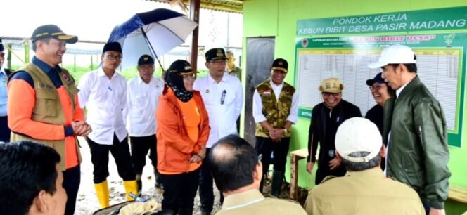 
					Menko PMK Muhadjir Effendy (rompi doreng) mendampingi Presiden Joko Widodo (topi putih, paling kanan) silaturahim ke Pondok Kerja Desa Pasir Madang. (Foto: SWARAJOMBANG.com/ Anwar Hudijono)