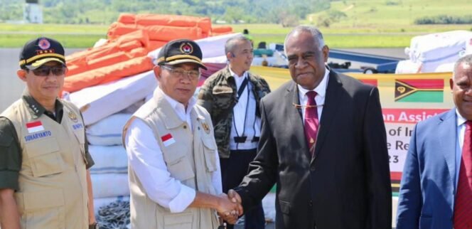 
					Menko PMK Muhadjir Effendy bersama Perdana Menteri Vanuatu Ishmael Kalsakau dan  Menteri Luar Negeri Vanuatu Jotham Napat. Muhadjir membawa bantuan kemanusiaan untuk negara itu. (Foto: SWARAJOMBANG.com/ Anwar Hudijono)