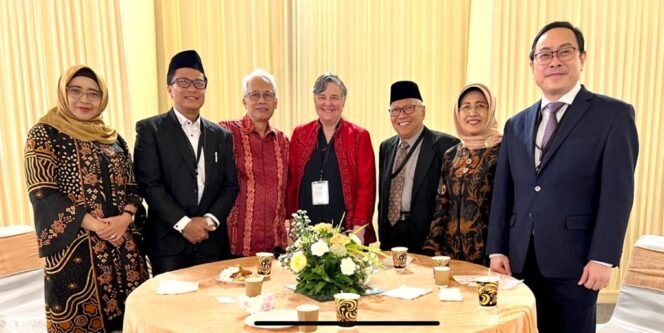 
					Ketua Badan Wakaf Pesantren Tebuireng KH Abdul Halim Mahfudz (ketiga dari kanan), bersama delegasi Indonesia dan Vice President G20 Interfaith Forum, Prof. Katherine Marshall. (Foto: SWARAJOMBANG.com/ Anwar Hudijono)