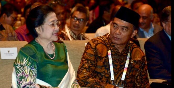 
					Menko PMK Muhadjir Effendy bersama Ketua Umum DPP PDIP Megawati Soekarnoputri. (Foto: Republika)