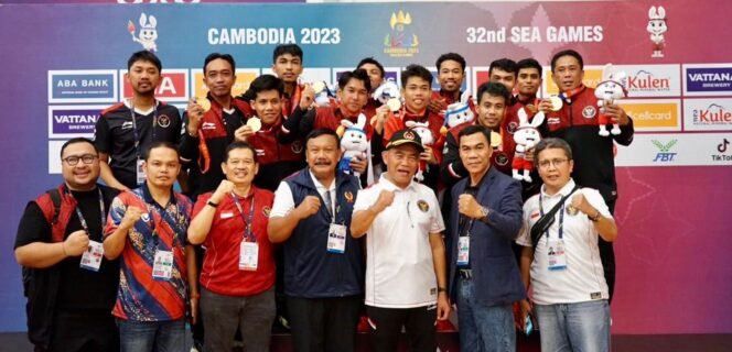 
					Muhadjir bersama kontingen Indonesia. (Foto: SWARAJOMBANG.com/ Anwar Hudijono)