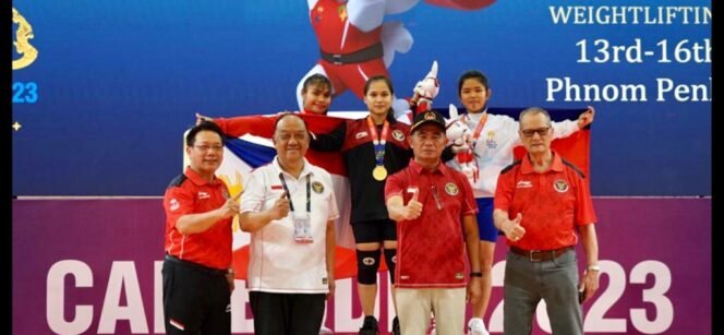 
					Muhadjir Effendy bersama atlet Indonesia yang meraih medali emas. (Foto: SWARAJOMBANG.com/ Anwar Hudijono)