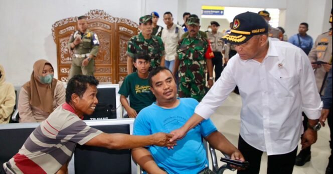 
					Menko PMK Muhadjir Effendy meninjau pemudik di stasiun Madiun. (Foto: SWARAJOMBANG.com/ Anwar Hudijono)
