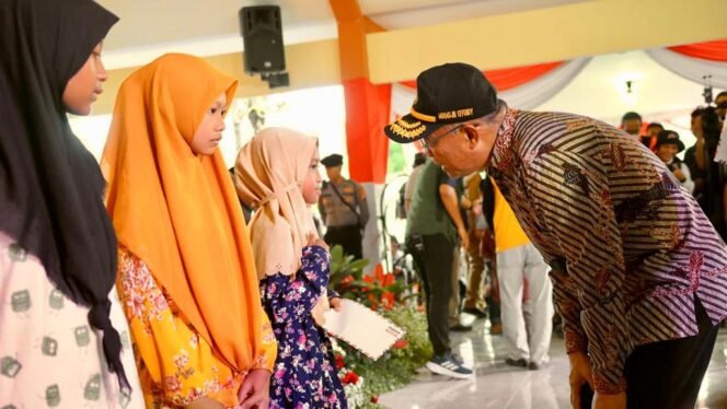 
					Menko PMK Muhadjir Effendy menyapa masyarakat pada acara Hari Kesiapsiagaan Bencana, Selasa (16/5/2023). (Foto: SWARAJOMBANG.com/ Anwar Hudijono)