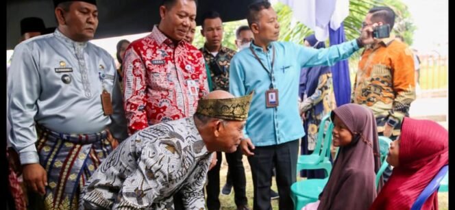 
					Menko PMK Muhadjir Effendy melakukan dialog soal stunting dengan masyarakat di Balai Penyuluhan KB Kelurahan Wonorejo, Kecamatan Marpoyan Damai, Kota Pekanbaru, Riau, Jumat (19/5/2023).(Foto: SWARAJOMBANG.com/ Anwar Hudijono)