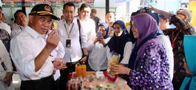 
					Menko PMK Muhadjir Effendy meninjau stand usaha anggota Kelompok PNM Mekaar dan anggota PKH di Balai Kelurahan Sidoklumpuk, Kecamatan Sidoarjo, Kabupaten Sidoarjo, Jatim, Minggu (21/05/2023). (Foto: SWARAJOMBANG.com/ Anwar Hudijono)