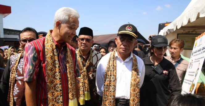 
					Menko PMK Muhadjir Effendy bersama Gubernur Jateng Ganjar Pranowo pada acara tausiyah kebangsaaan oleh Muhadjir di gedung Dewi Sri, Kecamatan Purwodadi, Kabupaten Grobogan, Selasa (23/5/2023). (Foto: SWARAJOMBANG.com/ Anwar Hudijono)