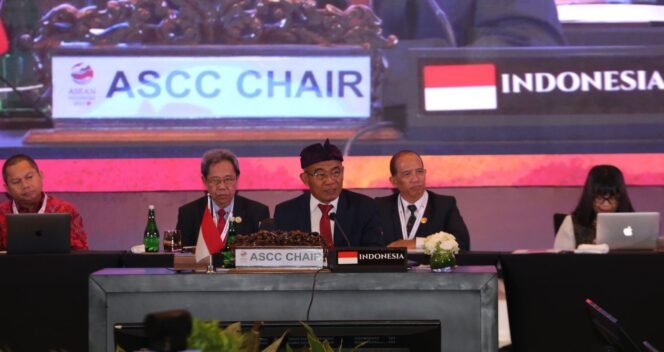 
					Menko PMK Muhadjir Effendy memimpin sidang ASEAN Socio-Cultural Community (ASCC) Council atau Dewan Menteri Pilar Sosial Budaya ASEAN, di Hotel, Sofitel Nusa Dua, Bali, pada Senin, (8/5/2023). (Foto: SWARAJOMBANG.com/ Anwar Hudijono)