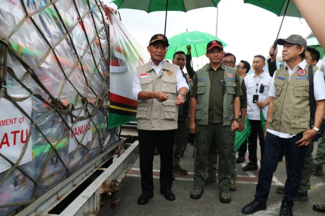 
					Menko PMK Muhadjir mewakili Presiden Jokowi mengirim bantuan kemanusiaan untuk Vanuatu di Terminal Kargo Bandara Soekarno Hatta, Senin (8/5/2023). (Foto: SWARAJOMBANG.com/ Anwar Hudijono)