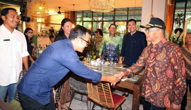 
					Menko PMK Muhadjir Effendy berdialog dengan kalangan pegiat periwisata, industri kreatif Bali, Sabtu (6/5/2023). Pegiat industri kreatif mengeluh soal tersisihnya kerajinan tangan. (Foto: SWARAJOMBANG.com/ Anwar Hudijono)