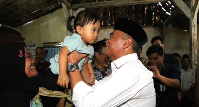 
					Menko PMK Muhadjir Effendy blusukan menemui warga miskin ekstrem dan stunting di Desa Krangganharjo, Kabupaten Grobogan, Jawa Tengah, Selasa (23/5/2023) untuk mencek langsung program bantuan sosial. (Foto: SWARAJOMBANG.com/ Anwar Hudijono)