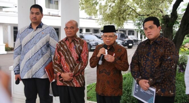 
					Wakil Presiden Ma’ruf  Amin sebagai Ketua Tim Koordinasi Pusat bersama para Menteri yang merupakan anggota Tim Koordinasi Pusat DBON memberi keterangan pers. (Foto: SWARAJOMBANG.com/ Anwar Hudijono)