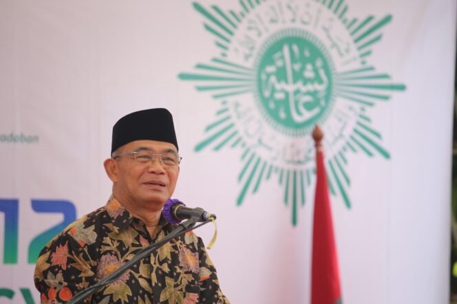 
					Menko PMK Muhadjir Effendy  membuka Musyawarah Daerah ke-12 Muhammadiyah dan 'Aisyiyah Kabupaten Tangerang   di Universitas Muhammadiyah A.R Fachruddin, Tigaraksa, Kabupaten Tangerang, Banten, Minggu (28/5/2023). (Foto: SWARAJOMBANG.com/ Anwar Hudijono)